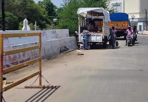 பார்க்கிங் ஸ்டாண்டான கொட்டக்குடி பாலம்: வாகன ஓட்டிகள் அவதி