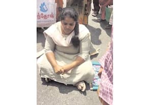 கணவர் மீது நடவடிக்கை எடுக்கக்கோரி நடுரோட்டில் உட்கார்ந்து பெண் தர்ணா