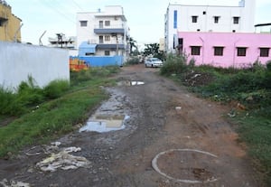 குண்டும், குழியுமான சாலை பொதுமக்கள் அவதி