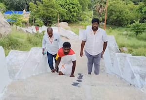 இடைத்தேர்தலில் த.வெ.க., வெற்றிக்கு 1,008 படிகளில் முட்டி போட்டு ஏறி வழிபாடு; வாலிபர் நுாதன செயல்