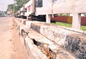 விரிசலால் பழைய காவிரி பாலத்தில் அச்சம்