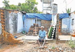 ஊரான் வீட்டு நெய்யே..!  வீடு கேட்ட இருளர் கிராமத்துக்கு கிடைத்தது ரோடு மக்கள் வரிப்பணத்தை வீணாக்க இதுவும் ஒரு வழி