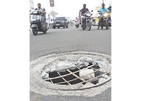 பாதாள சாக்கடை 'மேன்ஹோல்' மூடி சேதம்: காத்திருக்கும் ஆபத்து