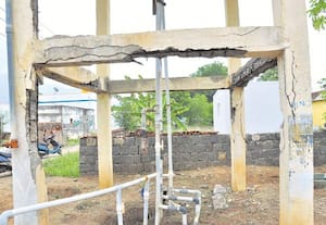 துாண்கள் இடிந்த மேல்நிலை குடிநீர் தொட்டியால் அச்சம்