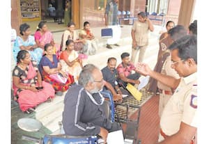 பெயரளவுக்கு நடக்கும் குறைதீர் கூட்டம் மாற்றுத்திறனாளிகள் தர்ணா போராட்டம்