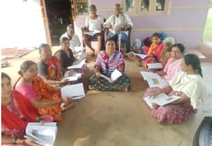 ஆர்வத்துடன் கல்வி கற்கும் முதியோர்