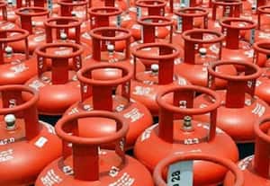 ஆண்டுக்கு 3 இலவச காஸ் சிலிண்டர்கள் திட்டம்: யார் யாருக்கு கிடைக்கும்: விபரம் சேகரிக்கிறது அரசு