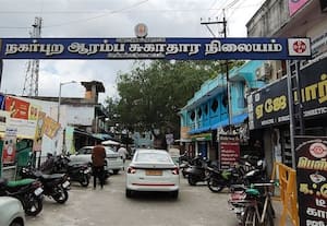 மருத்துவமனை சாலையில் ஆக்கிரமிப்பு வாகனங்களால் நோயாளிகள் அவதி