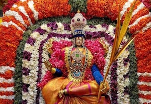 ராஜராஜேஸ்வரி அலங்காரத்தில் மீனாட்சி அம்மன் அருள்பாலிப்பு: வடபழனி முருகன் கோவிலில் சக்தி கொலு தொடக்கம்