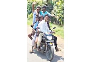 ஒரே பைக்கில் ஆபத்து பயணம் 7 இளைஞர்கள் 'அட்ராசிட்டி'