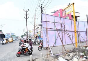 எப்போது திருந்துவார்கள்... மின் கம்பங்களில் மீண்டும் பேனர்!