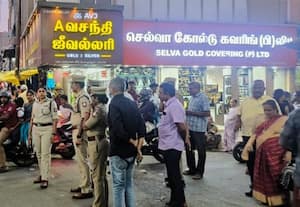 கடைவீதிகளில் போலீசார் நடை ரோந்து