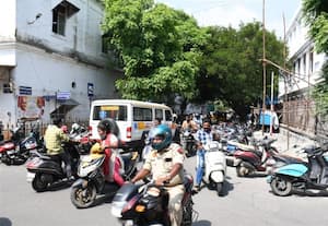 அரசு மருத்துவமனை அருகில் நிறுத்தப்படும் வாகனங்களை ஒழுங்குப்படுத்த வேண்டும்