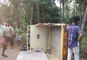 சரக்கு வாகனம் கவிழ்ந்து கல்லுாரி மாணவர் பலி
