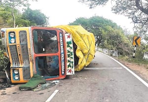 மலைப்பாதையில் கவிழ்ந்த லாரி