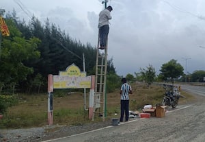விவசாய நிலங்களில் தொடர் திருட்டு எதிரொலி கண்காணிப்பு கேமராக்கள் பொருத்தும் பணி