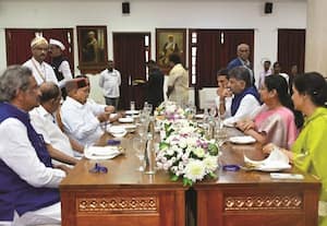 கர்நாடக கவர்னராக சுதா யாதவ் பதவியேற்பு: அரசுடன் இணைந்து பணியாற்றுவேன் என உறுதி