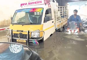 ரயில்வே நிர்வாகத்தின் அரைகுறை வேலையால் நுழைவுப்பாலத்தில் சிக்கித் தவித்த வாகனங்கள்
