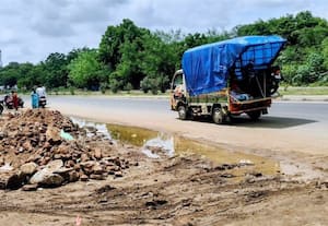 மானாமதுரை நான்கு வழிச்சாலையில் தேங்கும் கழிவு நீர், கட்டடக்கழிவு
