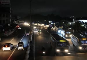 மின்கட்டமைப்பு செயலிழப்பு எதிரொலி; இருளில் மூழ்கியது இலங்கை