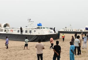 கடலுார் கடற்கரைக்கு வந்த 'ஹோவர் கிராப்ட்' கப்பல்கள்