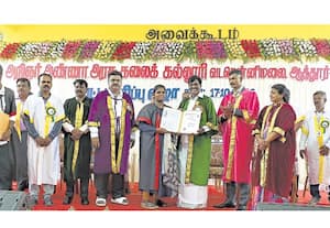 கல்வியுடன் வேலைவாய்ப்பு கிடைக்க நடவடிக்கை:கல்லுாரி பட்டமளிப்பு விழாவில் அமைச்சர் தகவல்