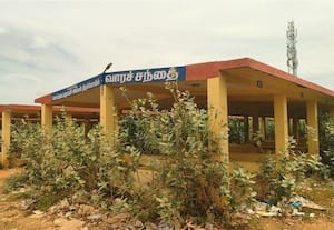 காரைக்குடியில் புதர் மண்டி கிடக்கும் சந்தை கட்டடம்