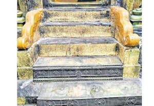 காஞ்சி வரதராஜ பெருமாள் கோவிலில் ஆகம விதிகளுக்கு முரணாக இருந்த படிக்கட்டுகள் அகற்றம்