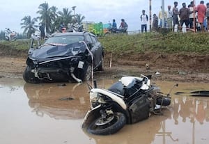 லாரி மீது கார் மோதி விபத்து சென்னையை சேர்ந்த மூவர் பலி