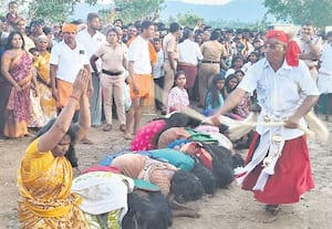 சாட்டையால் அடித்து 'பேய்  விரட்டும்' விநோத நிகழ்வு