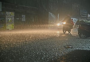 நள்ளிரவில் வெளுத்து வாங்கிய கனமழை