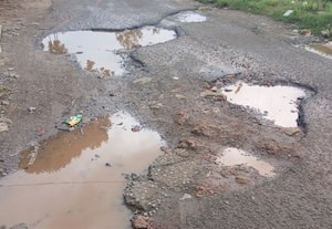 சேதமடைந்து வரும் சாலை சிரமத்தில் கிராம மக்கள்