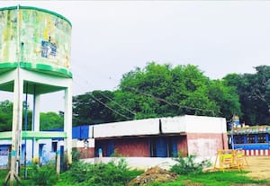 மேல்நிலைத் தொட்டி மூடி உடைந்து ஆபத்தான நிலையில் உள்ள அவலம்