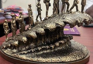 கடலுார் சில்வர் பீச்சில் அழகுச்சிலை தரைமட்டம் ரூ.40 லட்சம் மதிப்பில் புதிய உழைப்பாளர்கள் சிலை