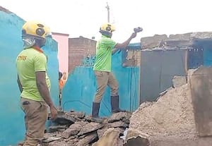 வீட்டின் மேற்கூரை இடிந்து விழுந்தது வேலைக்கு சென்றதால் தப்பிய மூதாட்டி