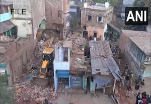 பீஹாரில் பட்டாசு ஆலையில் பயங்கர விபத்து; சாலையில் சிதறிய சடலங்கள், பலர் பலி என அச்சம்  