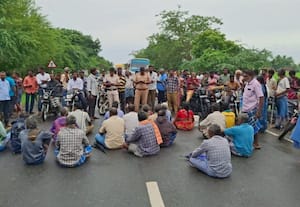 விளைநிலங்களில் என்.எல்.சி., மண் குவியல் தேக்கம்: கம்மாபுரம் அருகே விவசாயிகள் மறியல்