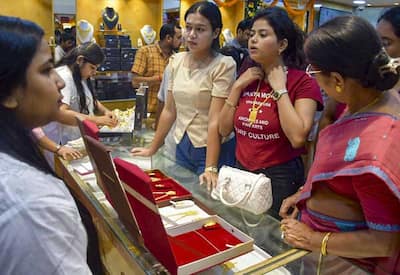வார இறுதி நாள் இன்றைய நிலவரம்; 5 நாட்களில் சவரனுக்கு ரூ.4,080 சரிந்த தங்கம் விலை சற்று உயர்வு