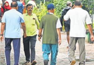 வாயை மூடி நடக்கவும்