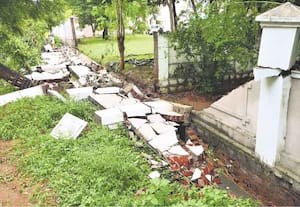 மழையால் இடிந்து விழுந்தது கலெக்டர் பங்களா சுற்றுச்சுவர்