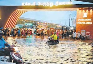 மதியம் முதல் தொடர்ந்து தட்டியெடுத்த மழை   வெள்ளக்காடாக மாறிய தார் சாலைகள்