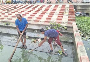 படித்துறையில் துாய்மை பணி களமிறங்கிய தன்னார்வலர்கள்