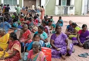 ரூ.783 சம்பளம் வழங்க கோரி தூய்மை பணியாளர்கள் காத்திருப்பு போராட்டம்