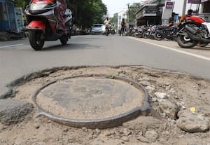 மண் அரிப்பால் சேதமடைந்த சாலைகள்