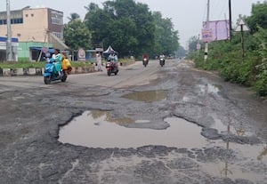 மழைக்கு சேதமடைந்த ரவுண்டானாதார் சாலை: சீரமைக்க கோரிக்கை