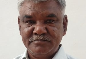 நாடகமேடையில் செயல்படும் ரேஷன் கடை: குன்னுார் ஊராட்சியில் மக்கள் தவிப்பு