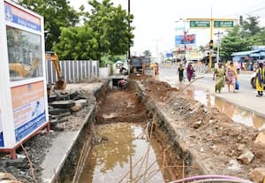 மருத்துவக்கல்லுாரி மருத்துவமனை முன் வடிகால் பணி விரைவில் முடியுமா?