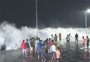 அர்னாப் புயலால் கடல் சீற்றம்; எண்ணுாரில் ஊருக்குள் புகுந்த தண்ணீர்