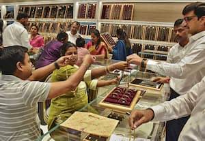 தங்கம் சவரனுக்கு ரூ.1,240, வெள்ளி கிலோவுக்கு ரூ.5 ஆயிரம் குறைவு
