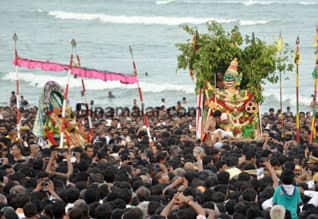 சூரனின் தலையை கொய்தார் முருகப்பெருமான் திருச்செந்தூரில் சூர சம்ஹாரம் கோலாகலம்